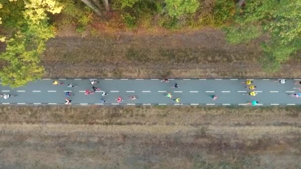 Top aéreo abajo de los atletas corriendo maratón — Vídeos de Stock