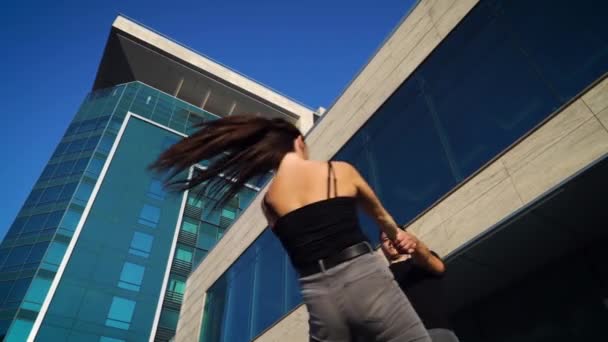 Роликові фігуристи тримають руки і крутяться в місті — стокове відео