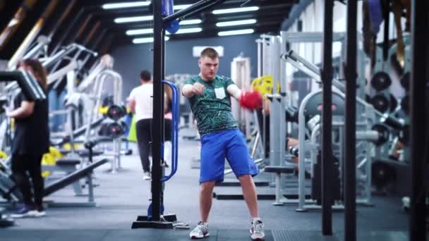 Entraînement d'homme au gymnase avec kettlebell — Video