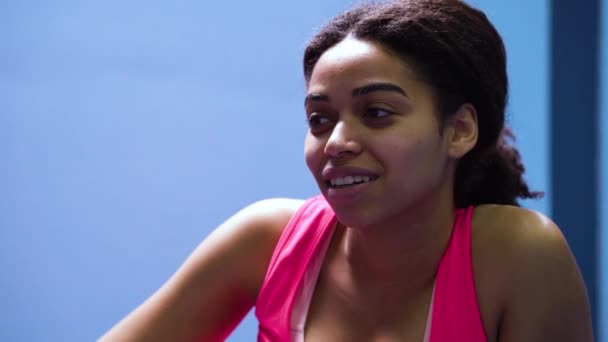 Mulher negra conversando com amigo após o treinamento em ginásio — Vídeo de Stock