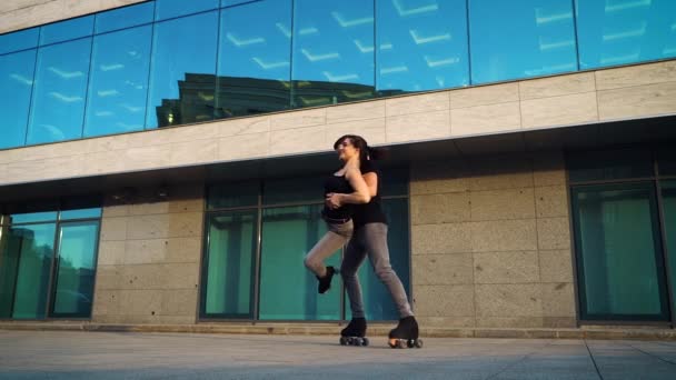 Romantický pár na kolečkových bruslích při extrémní choreografii — Stock video