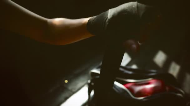 Samica boksera owija dłoń taśmą bandażową — Wideo stockowe