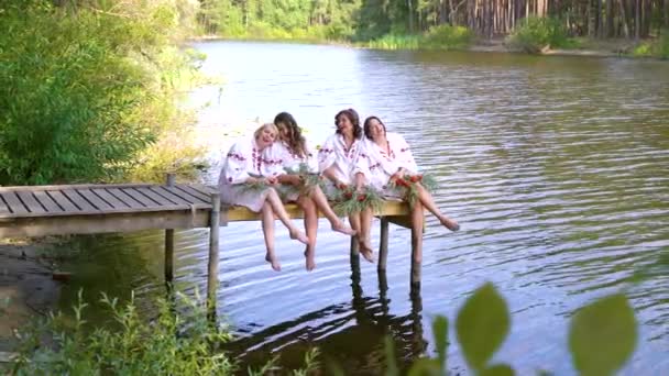 Belle donne in abiti tradizionali ucraini cantano sul ponte del pontone sul fiume — Video Stock