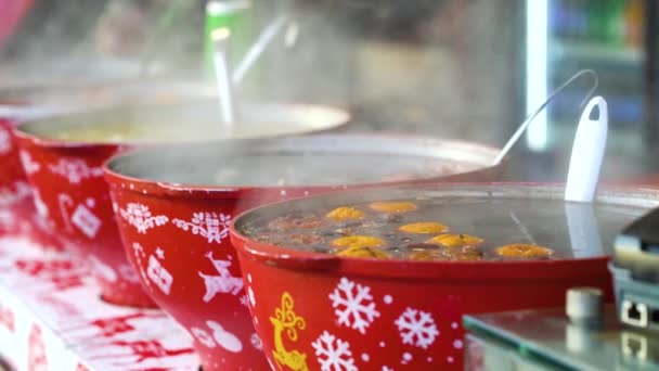 Parujące grzane wino w dużych miskach na targu bożonarodzeniowym — Wideo stockowe