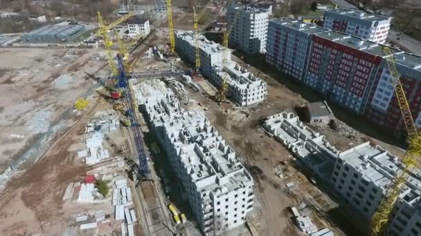 Antena domów budowlanych w nowej dzielnicy mieszkalnej — Wideo stockowe