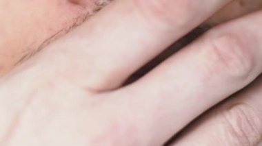 Makro bıyıklı adam.