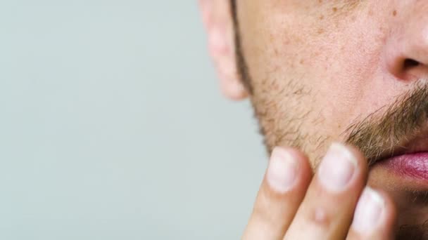 Makro eines Mannes mit Schnurrbart und Bart — Stockvideo
