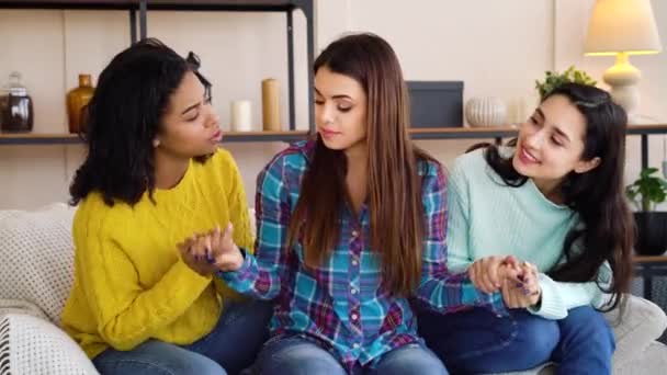 Diverse vrouwen ondersteunen vriend in nood — Stockvideo