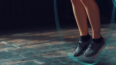 Spor salonunda ip atlayan kadın boksör