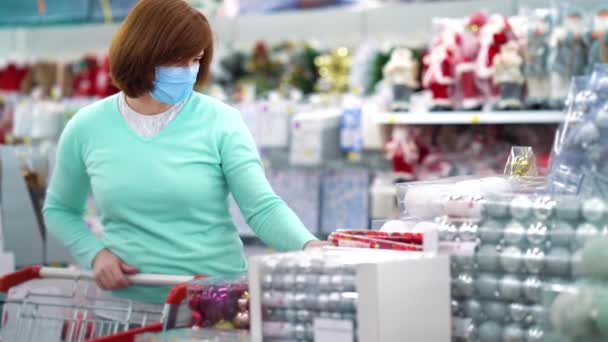 Mujer haciendo compras de Navidad en el centro comercial durante la pandemia — Vídeo de stock