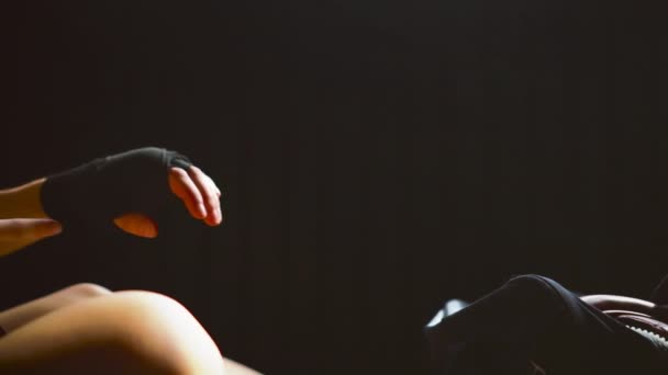 Femeia împachetează mâna cu bandaj înainte de box — Videoclip de stoc