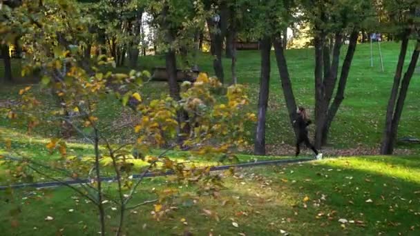 Passform kvinna jogga i parken i höst — Stockvideo