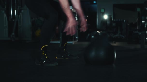 Stopy boksera trenującego z ciężką piłką na siłowni — Wideo stockowe