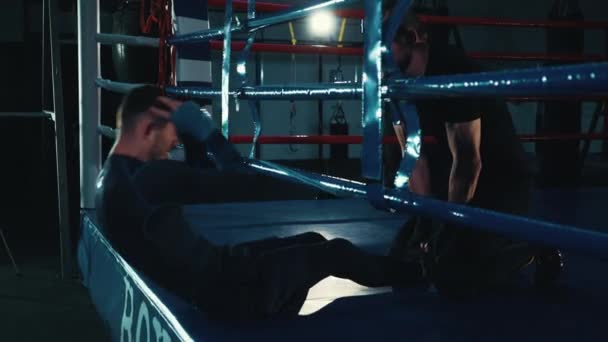 Boxer faire des exercices abdominaux avec un entraîneur personnel — Video