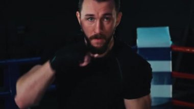 Boksör karanlıkta boks ringinde çalışıyor.