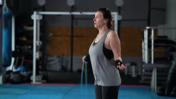 Boxer féminin sautant sur corde à sauter dans la salle de gym — Video