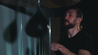 Boksör antrenman sırasında topa vurmakta başarısız oldu