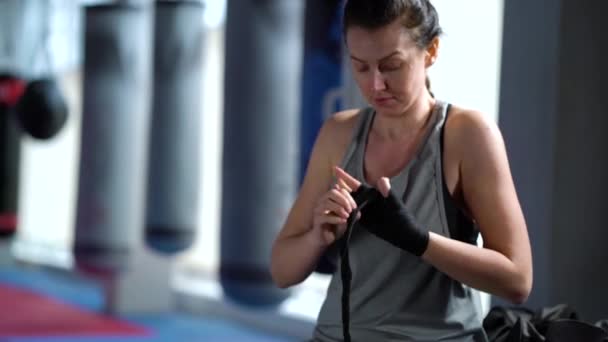 Boxer feminino que envolve fita adesiva no pulso — Vídeo de Stock