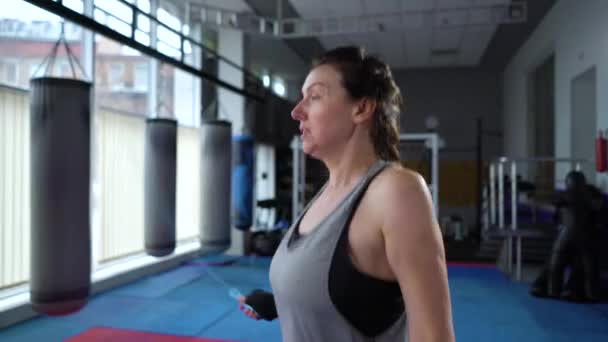 Treino de pugilista feminino com corda de salto no ginásio — Vídeo de Stock