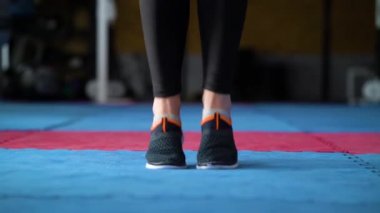 Spor salonunda ip atlayan kadın ayakları.
