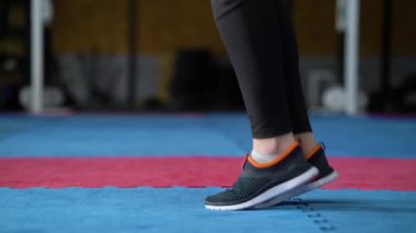 Kadın boksör spor salonunda ip atlamakla egzersiz yapıyor.