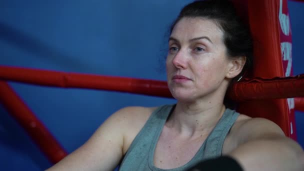 Boxer féminin relaxant après l'entraînement sur anneau — Video