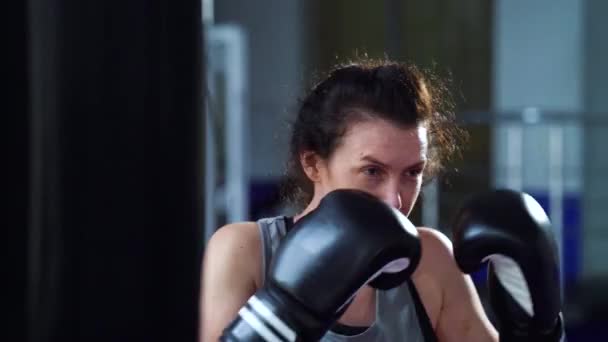 Mulher boxeador praticando socos no ginásio — Vídeo de Stock