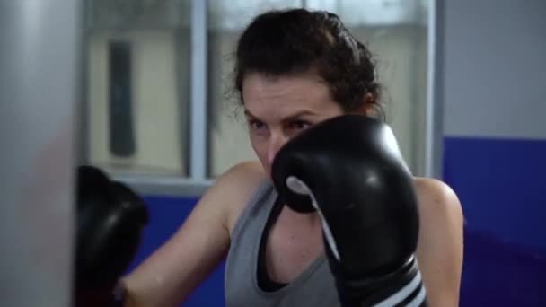 Żeński trening bokserski z workiem bokserskim na siłowni — Wideo stockowe
