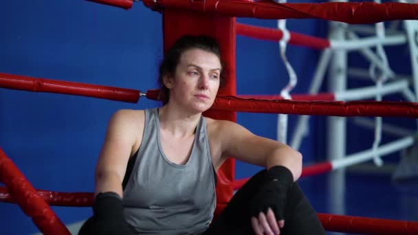 Женщины-боксеры сидят в углу ринга — стоковое видео