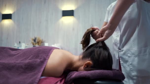 Terapeut tahání vlasy při masáži hlavy pro ženy — Stock video