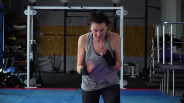 Тренировка бойцов ММА в спортзале — стоковое видео