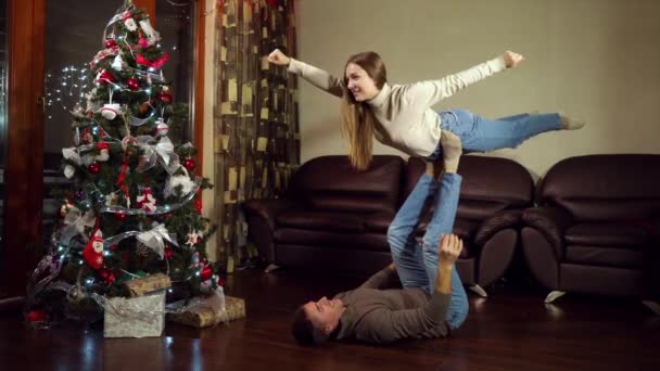 Padre e hija haciendo acrobacias de superhéroes en la fiesta de Navidad — Vídeo de stock