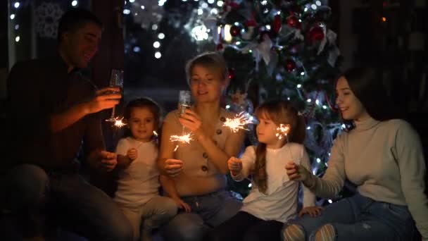 Gezin met sterretjes die kerstavond vieren — Stockvideo