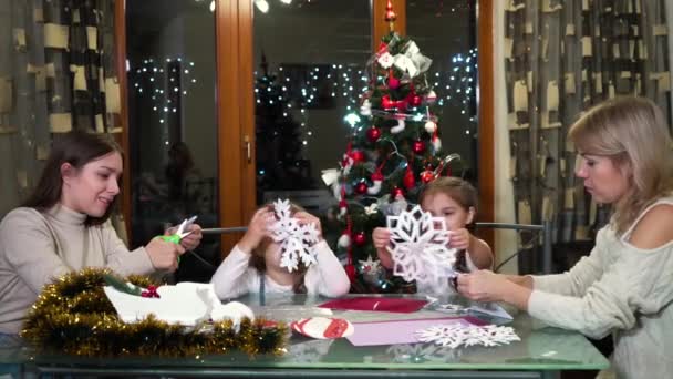Papel de madre e hijas confeccionado contra árbol de Navidad — Vídeos de Stock