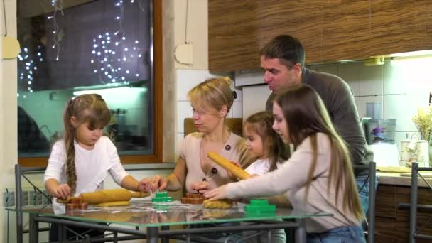 Parents and children making gingerbread cookies in kitchen — Stock Video