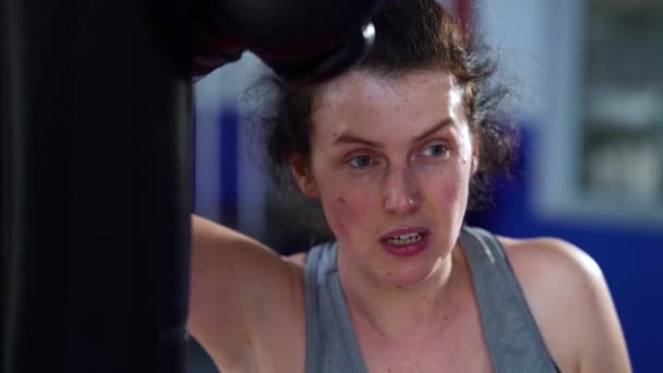 Mujer con guantes de boxeo respirando duro después del entrenamiento — Vídeos de Stock