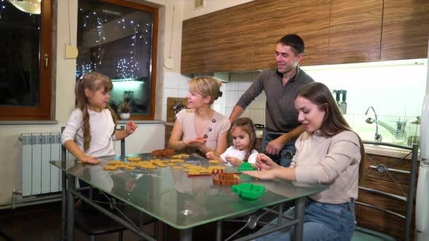 Liebende Familie backt Lebkuchen in der Küche — Stockvideo