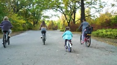 Park 'ta aile bisikleti.