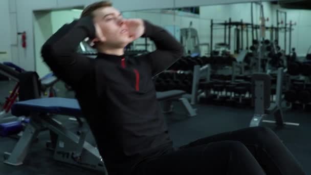 Mężczyzna robi ćwiczenia brzucha w siłowni — Wideo stockowe