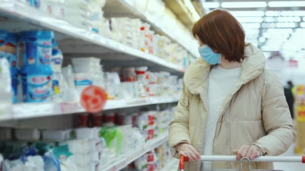 Frau kauft während Pandemie Milchprodukte im Supermarkt — Stockvideo