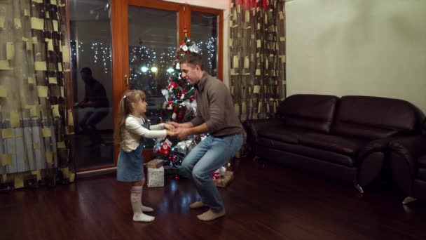 Πατέρας και κόρη χορεύουν δίπλα στο χριστουγεννιάτικο δέντρο — Αρχείο Βίντεο