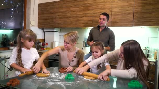 Familj matlagning jul pepparkakor i köket — Stockvideo