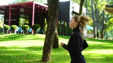 Park 'ta koşu yapan kadının yavaş hareketi