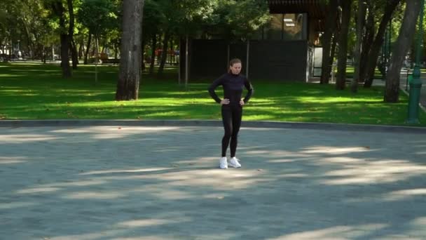 公園でトレーニングする前に暖まる女性ランナー — ストック動画