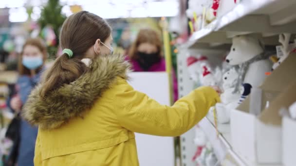 Dívka dělá dovolenou nakupování během pandemie — Stock video