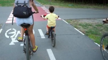 Kırmızı geçitten geçen bisikletli aile