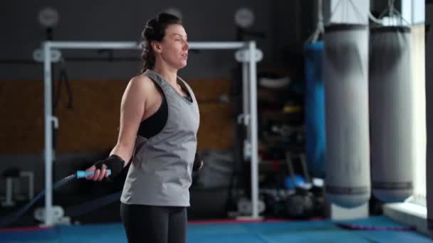 Женщина занимается скакалкой перед боксингом — стоковое видео