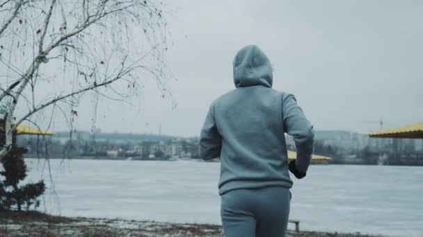 Joggerin war aufgeregt, als sie sich dem zugefrorenen See näherte — Stockvideo