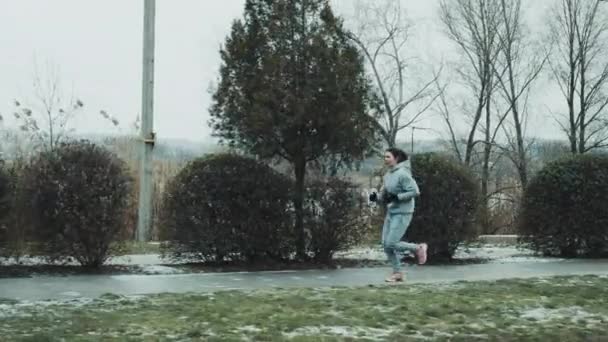 Kobieta jogging rano w parku zimowym — Wideo stockowe