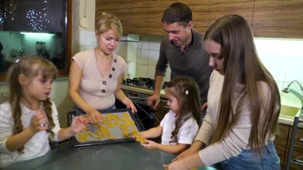 크리스마스 전 집에서 진저브레드 쿠키를 만드는 가족들 — 비디오
